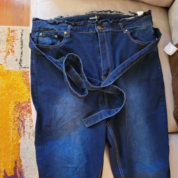 Boohoo: Size 20 Distressed Jeans - Picture 4 of 6